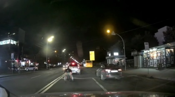 ​Подрезал авто и проехал на красный: в Киеве мужчина на инвалидной коляске едва не устроил ДТП, видео