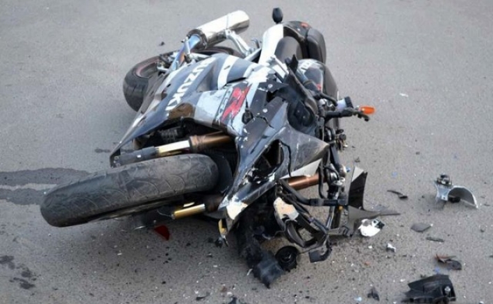 В Мелитополе на кругу легковушка сбила мотоциклиста (видео)