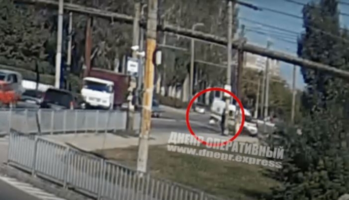 В Днепре на Янтарной "скорая" сбила парня на электросамокате: видео момента ДТП