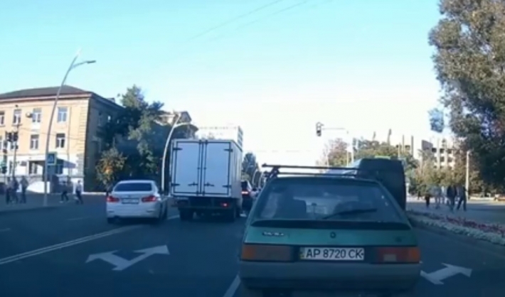 В Мелитополе "гонщик" удивил рискованным маневром (видео)