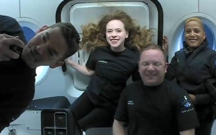 Исторические фото из космоса: участники первой туристической миссии SpaceX показали, как проводят время на борту