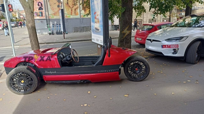 На улицах Харькова заметили неопознанное транспортное средство без номеров: фото