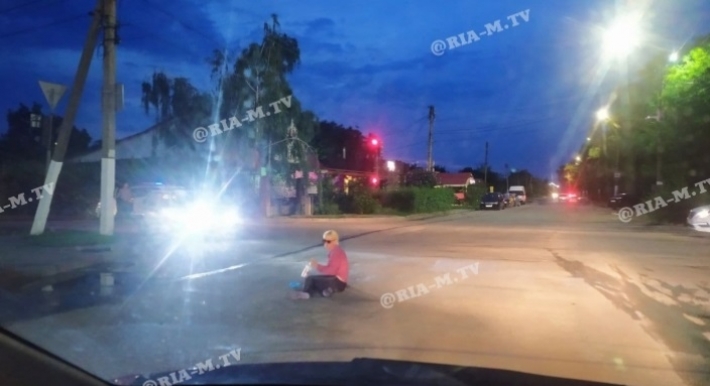 В Мелитополе дама, бросающаяся под колеса авто, поменяла место дислокации