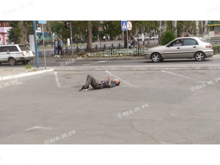 В Мелитополе пьяная женщина оккупировала парковку супермаркета (фото, видео)