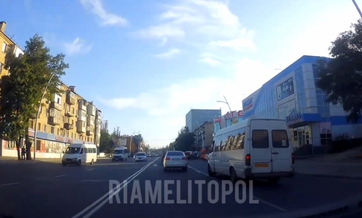 В Мелитополе маршрутчик с людьми в салоне едва не устроил ДТП (видео)