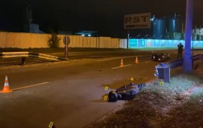 В Киеве скутер протаранил отбойник, водитель погиб