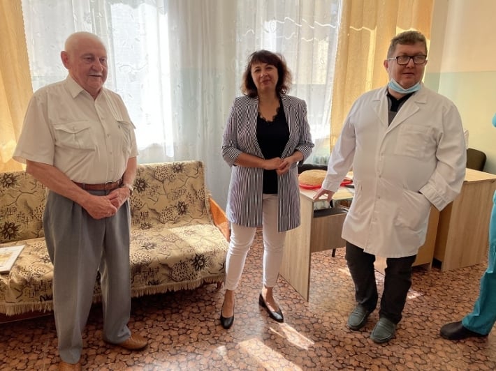 В Мелитополе провожали на пенсию врача, которого знают все (фото, видео)