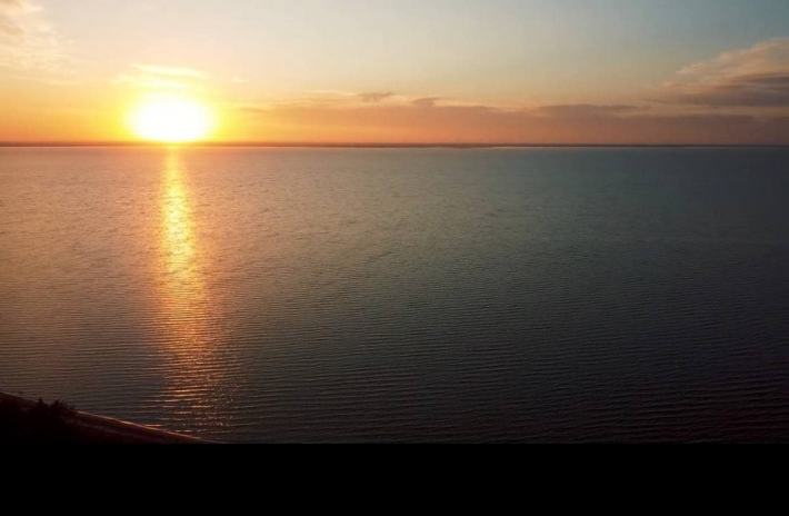 В сети показали невероятной красоты восход солнца на Молочном лимане (видео)