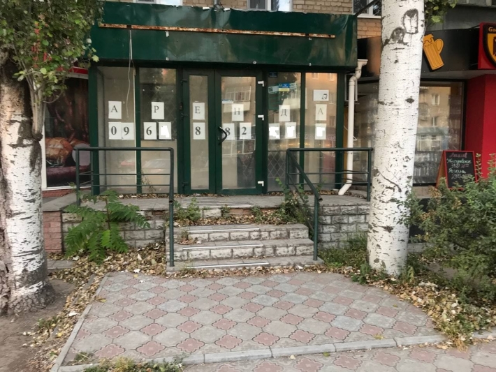 В Мелитополе горожане пожаловались на неряшливого владельца помещения бывшего банка  (фото)