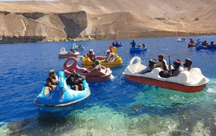 Талибы покатались на лодочках-лебедях с гранатометами (фото)