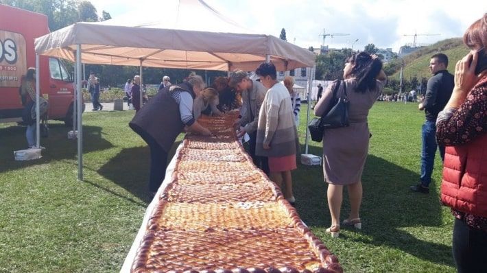 В Черкассах испекли самый длинный яблочный пирог: как выглядит новый рекорд Украины