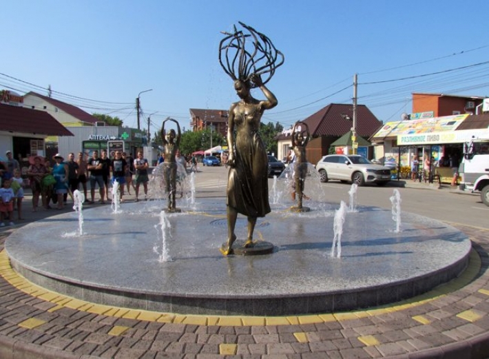 Харьковского скульптора, создавшего новый фонтан в Кирилловке, обвинили в плагиате