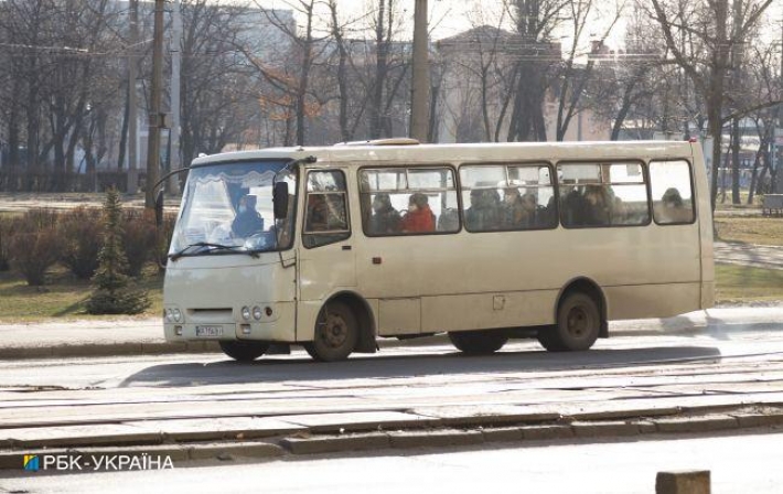 В Киеве "засекли" маршрутчика, которому плевать на безопасность: иконки берегут