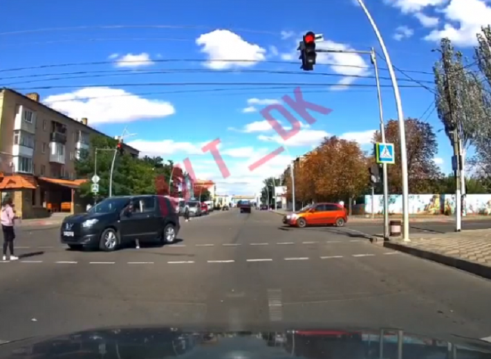 В Мелитополе автоледи сбила с ног девушку, которая шла на "зеленый" - реакция водительницы вас удивит (видео)