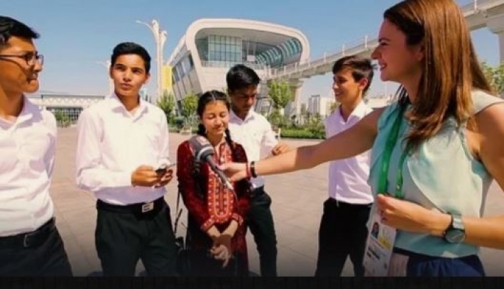 В столице Туркменистана Ашхабаде парням и девушкам запретили вместе сидеть на скамейках
