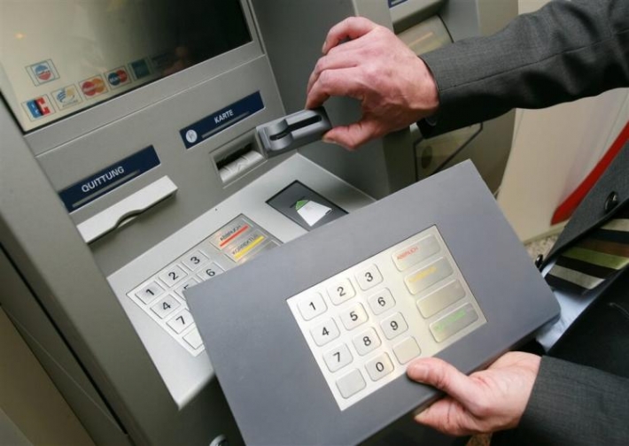 В Бердянске неизвестный взломал банкомат и украл крупную сумму