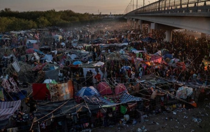 В Техасе мигранты сбились в многотысячный лагерь
