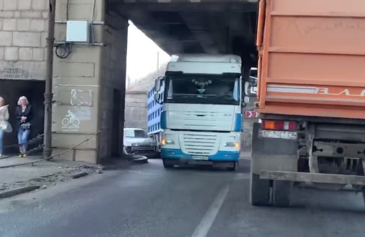 В Запорожье произошло ДТП - на мосту грузовик зажал 