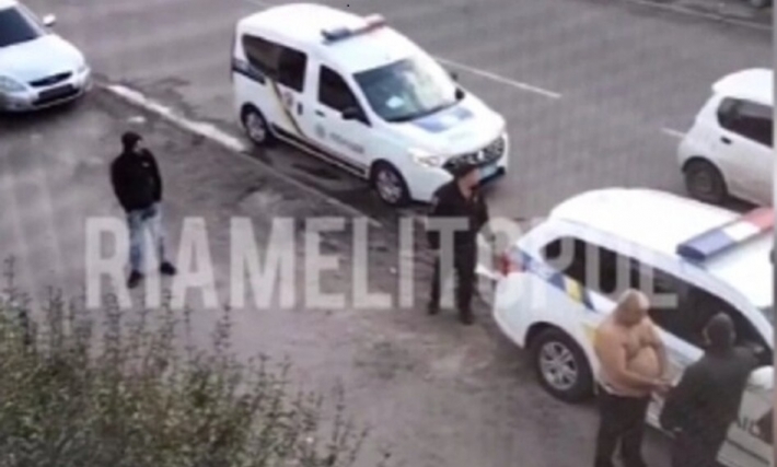 Рядом с управлением полиции в Мелитополе стоит полуголый мужчина в наручниках (видео)