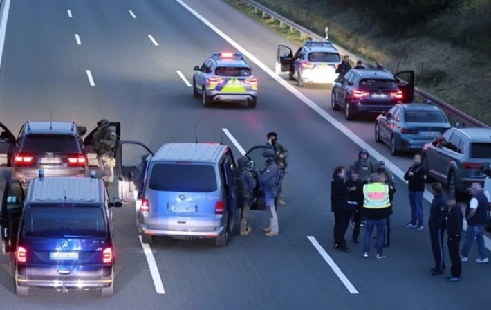 В Германии вооруженный человек захватил туристический автобус