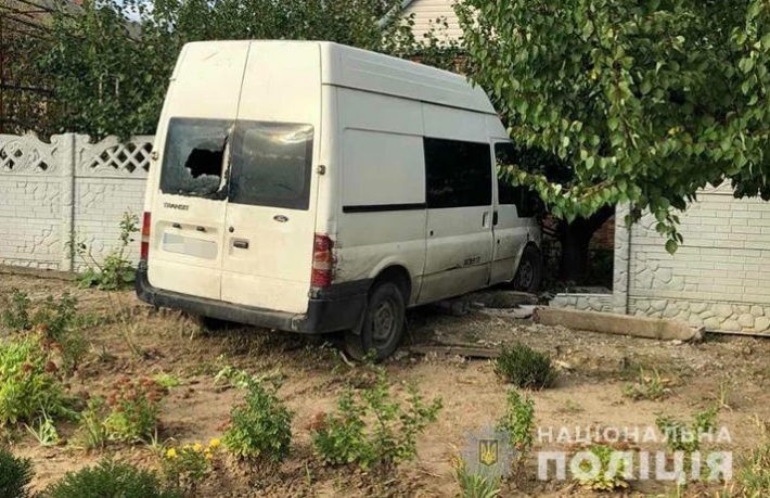 В Мелитополе пьяный водитель на бусе снес забор и напал на полицейских (видео задержания)