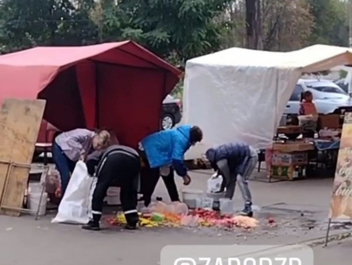 В Запорожье легковушка влетела в киоск с овощами (видео)