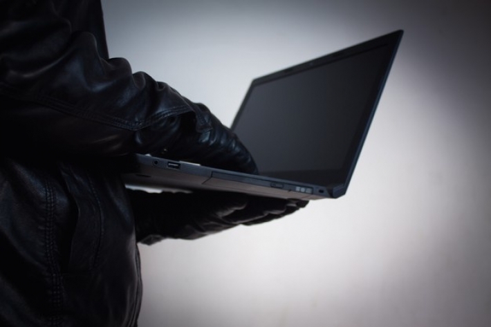 В Запорожской области в гостинице у парня украли ноутбук
