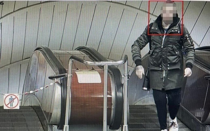 В метро Киева иностранец ударил женщину по лицу и угрожал пассажирам пистолетом: фото