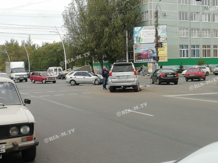 На центральном проспекте в Мелитополе Ланос и Лексус попали в серьезную аварию (фото, видео)