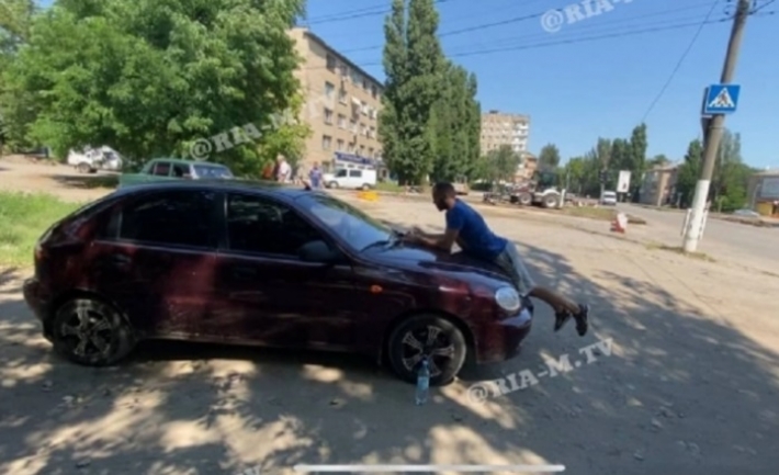 Стало известно, как в Мелитополе наказали водителя, прокатившего на капоте активиста