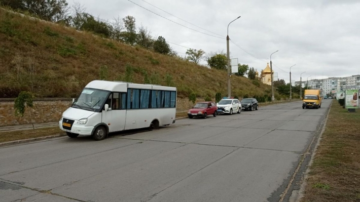 В Бердянске у маршрутки с пассажирами на ходу лопнуло колесо (фото)
