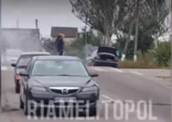 В Мелитополе на ходу загорелась машина (видео)