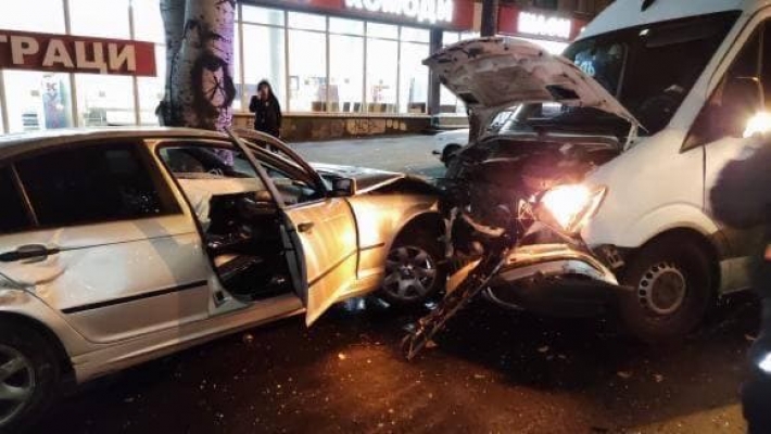 В Запорожье водитель БМВ снес ситилайт, врезался в авто на "встречке" и сбежал с места ДТП