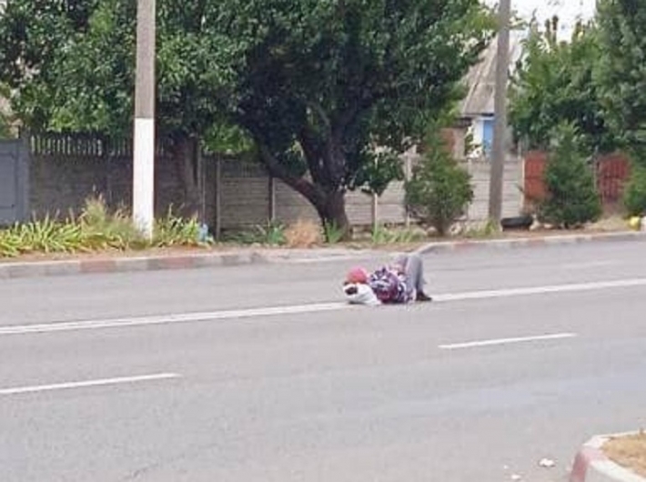 В Мелитополе женщина прошла полгорода по центру проезжей части - убрать с дороги ее было некому (видео)