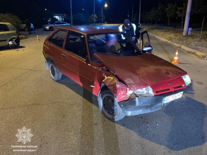 В Запорожье пьяный водитель протаранил две припаркованных легковушки