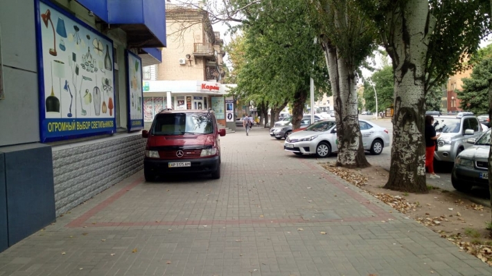 В Мелитополе автоледи облюбовала для стоянки тротуар (фото)