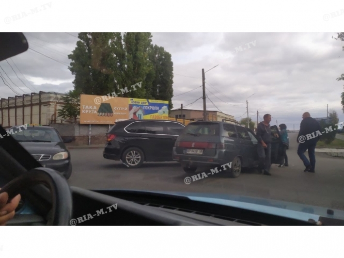 В Мелитополе на перекрестке не разъехались ВАЗ и БМВ (фото)