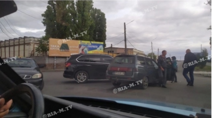 Момент ДТП с участием ВАЗа и БМВ попал на камеру наблюдения (видео)
