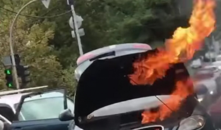 В Киеве автомобиль загорелся во время движения: жуткий инцидент показали на видео