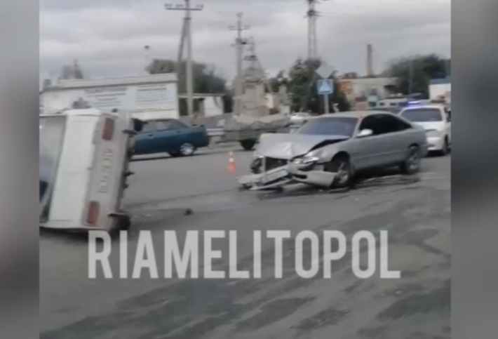 На трассе Мелитополь-Запорожье серьезное ДТП - ВАЗ лежит на боку (видео)
