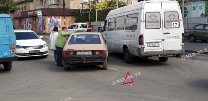 В Мелитополе из-за ДТП в районе рынка транспортный коллапс (фото)