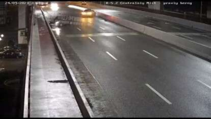 В Днепре на Новом мосту BMW врезался в Hyundai и отлетел в отбойник: видео момента ДТП