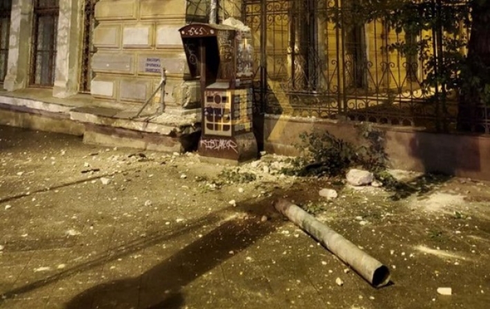 В Одессе со здания библиотеки рухнула часть фасада