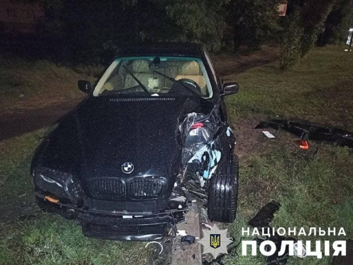 В Запорожской области водитель возле АЗС влетел в столб (фото)