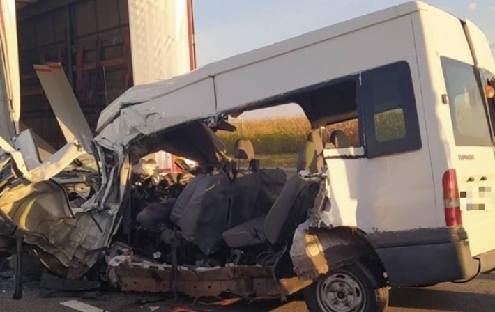 В Венгрии микроавтобус столкнулся с грузовиком, среди погибших двое украинцев: фото