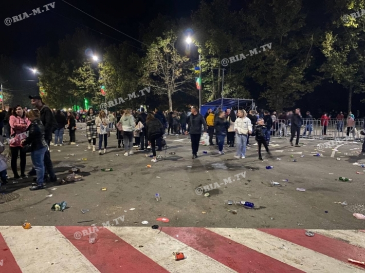 В Мелитополе площадь перед сценой на День города превратилась в мусорную свалку (фото, видео)