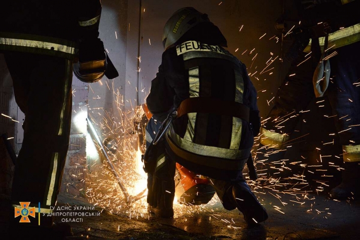 В Днепре на улице Строителей горел гараж: пострадал мужчина (Видео)