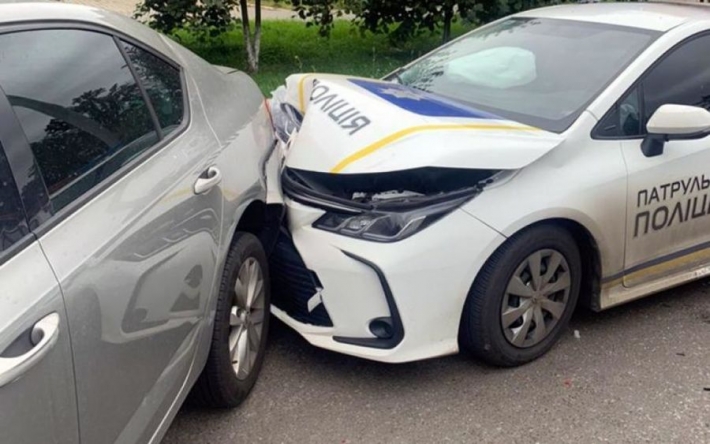 В Киеве водитель на микроавтобусе врезался в авто полицейских