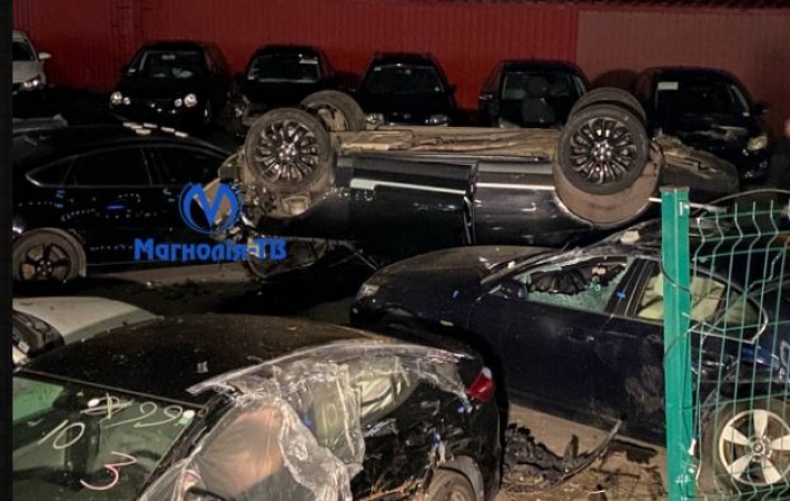 Сумочка подвела: в Киеве автоледи на внедорожнике слетела с дороги и перевернулась на крышу, фото и видео