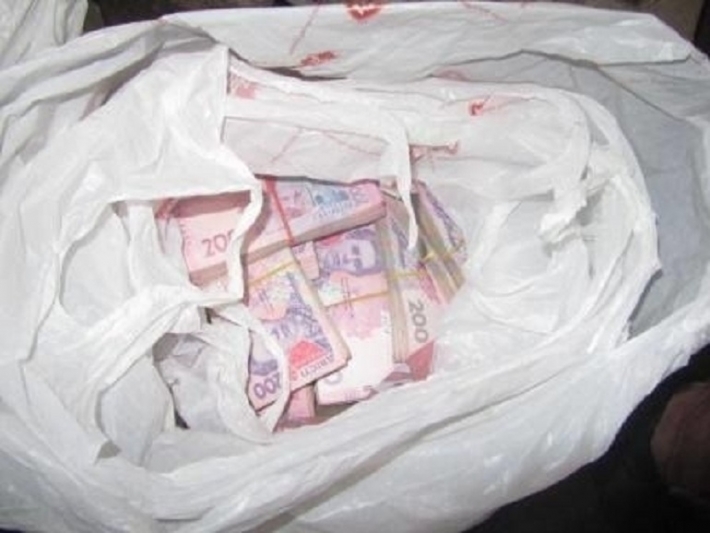В Мелитополе женщине незнакомец передал на улице пакет с деньгами – сумма ее шокировала